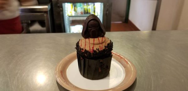 BB-9E and Kylo Ren Star Wars Cupcakes