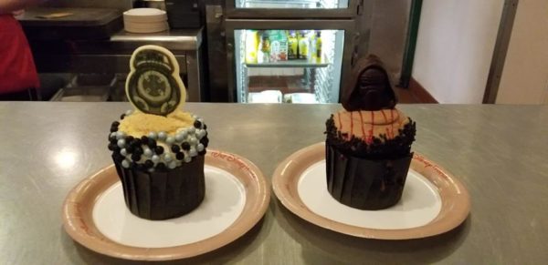 BB-9E and Kylo Ren Star Wars Cupcakes