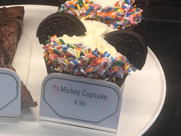 Mickey cupcake