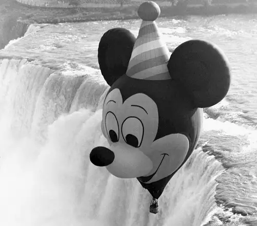 Classic Disney – Mickey goes over Niagara Falls