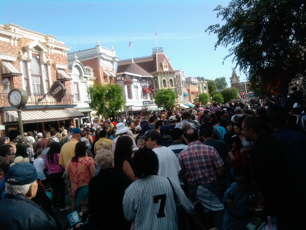 Earthquake at Disneyland closes Parks – Collection of News Stories