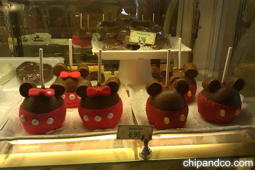 Making Minnie Mouse Candy Apples at Marceline’s Confectionary