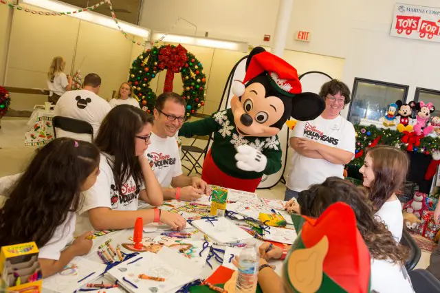 Disney VoluntEARS Help Spread Christmas Joy