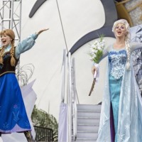 Anna and Elsa Royal Welcome 5