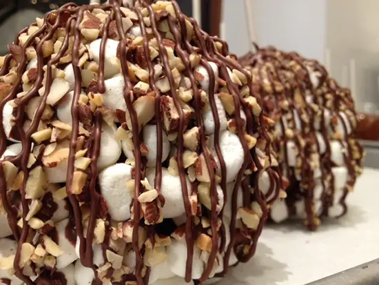 Disneyland Favorite Returns for a Limited Time – Rocky Road Gourmet Apple