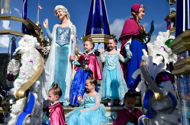 “Frozen” Will Takeover the Annual Disney Parks Christmas Day Parade