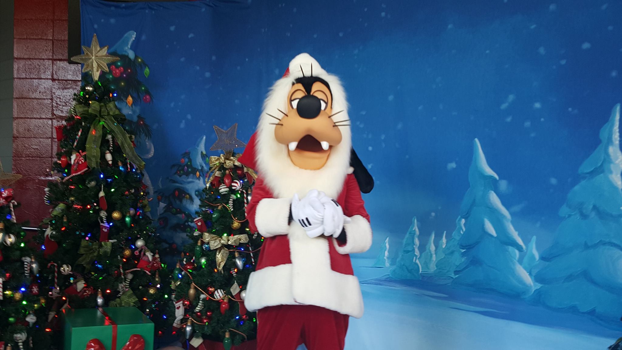 Meet Santa Goofy at Disney’s Hollywood Studios