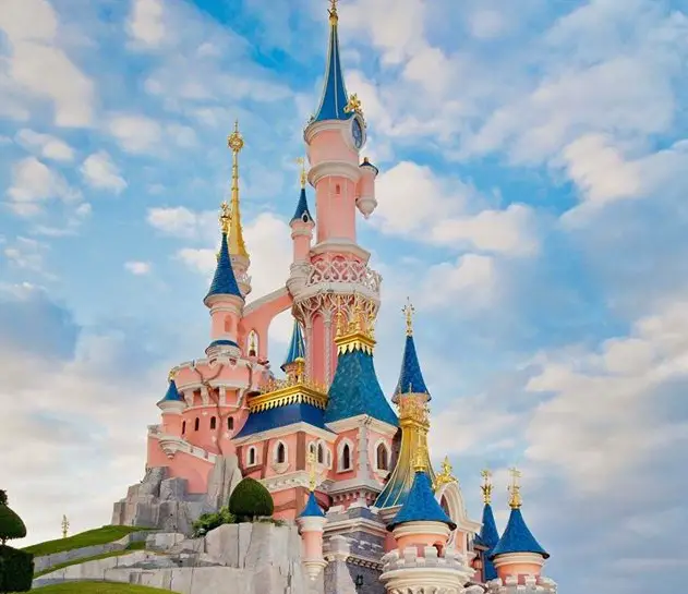 Man arrested attempting to carry 2 guns into Disneyland Paris