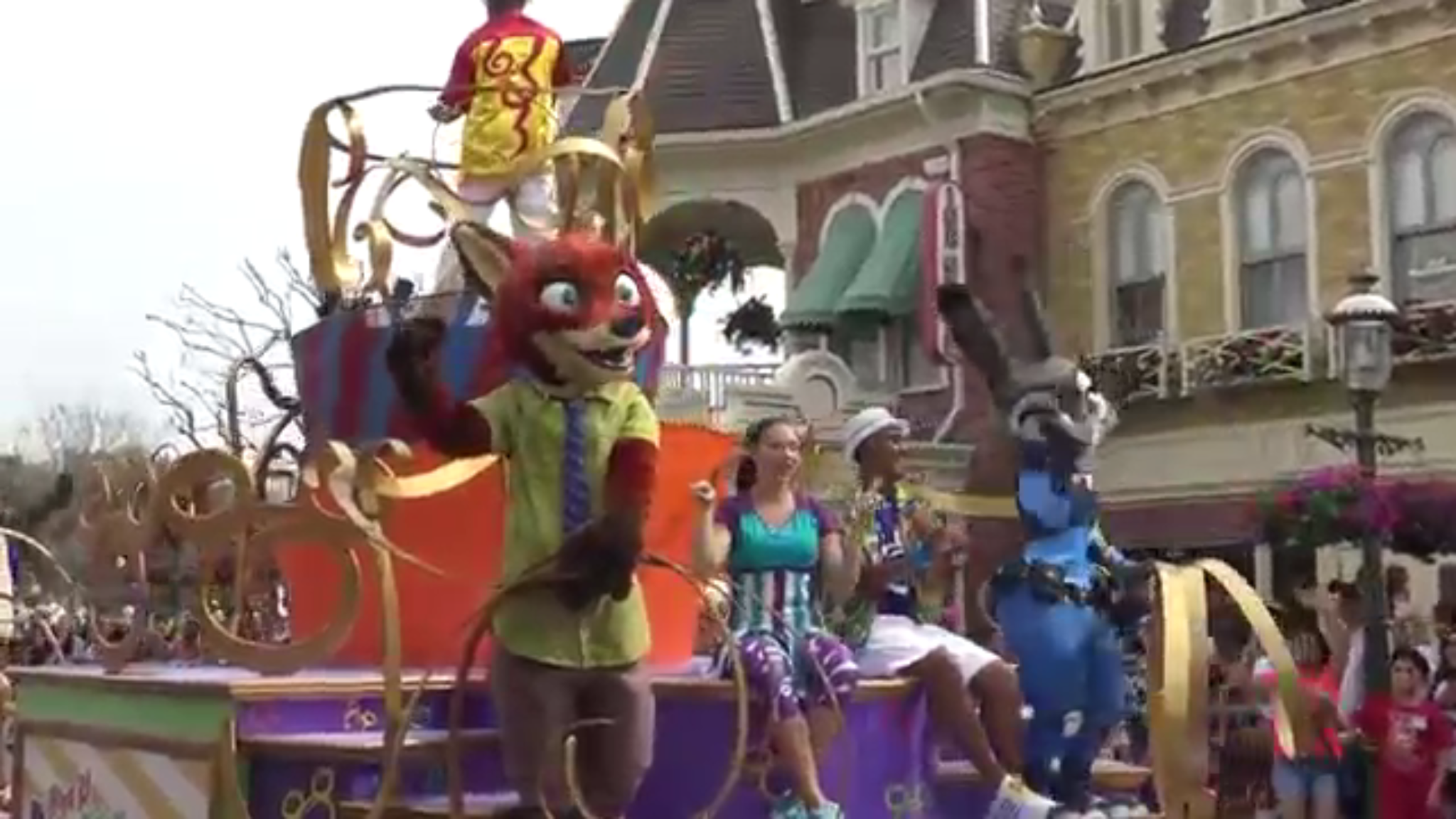 Zootopia Joins the Move It! Shake It! Dance & Play It! Street Party