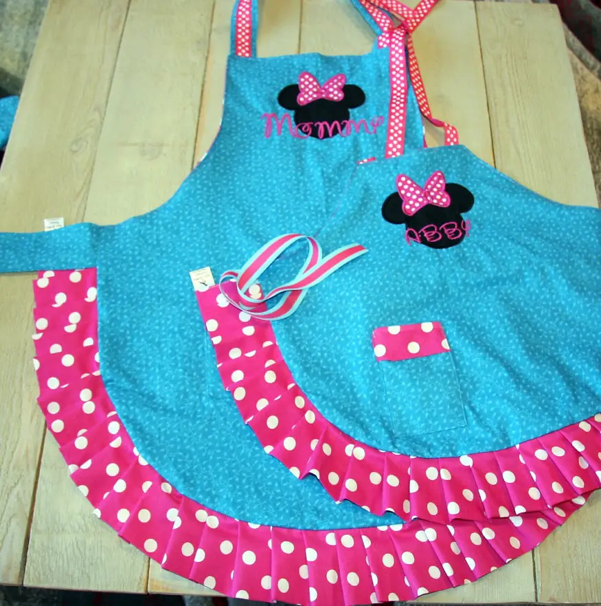 These Minnie Mouse Mommy N Me Aprons have Stolen my Heart!