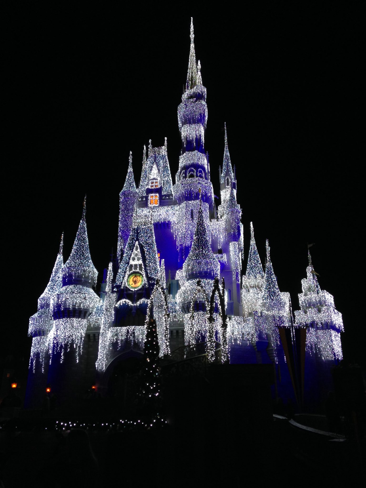 ‘A Frozen Holiday Wish’ Castle Lighting Returns to Magic Kingdom Park