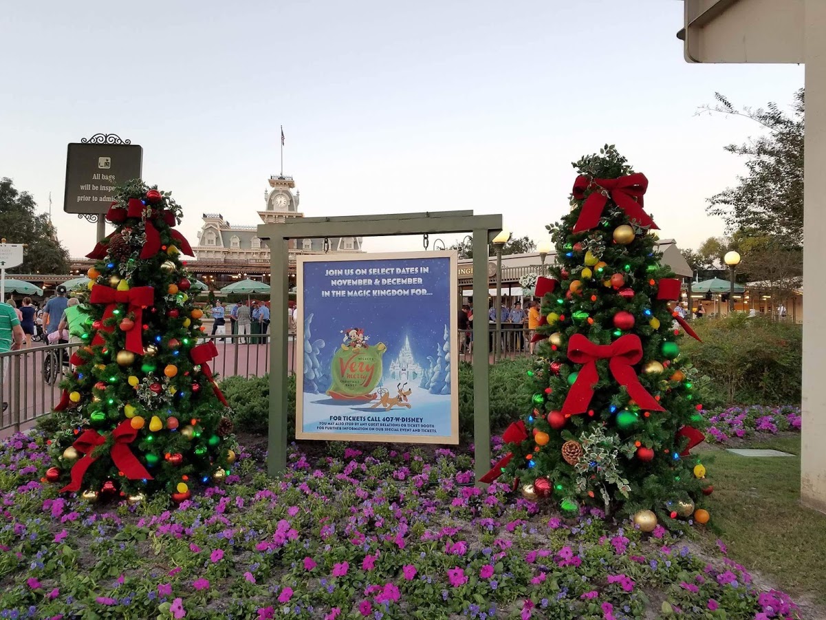 Photo & Video tour of Mickey’s Very Merry Christmas Party