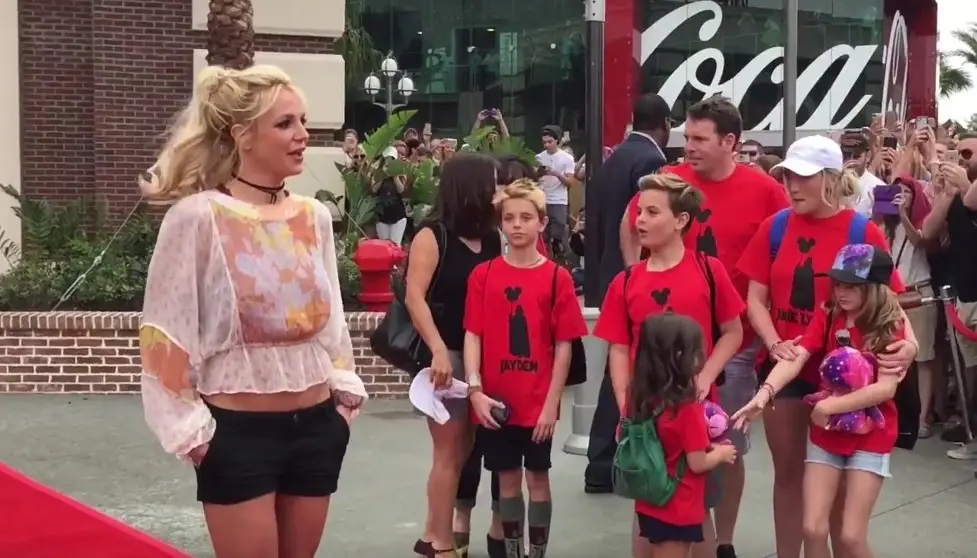 Video: Britney Spears at Planet Hollywood Observatory in Disney Springs