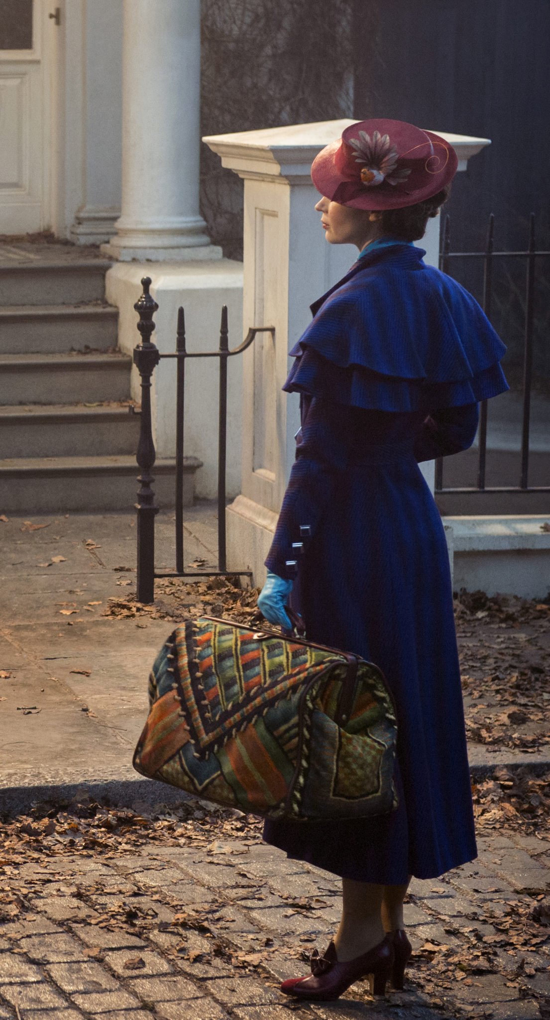 First Look: Emily Blunt as Mary Poppins from “Mary Poppins Returns”