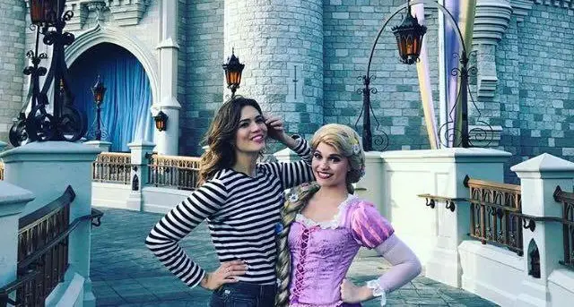 “Tangled” Mandy Moore Poses With Rapunzel at Walt Disney World