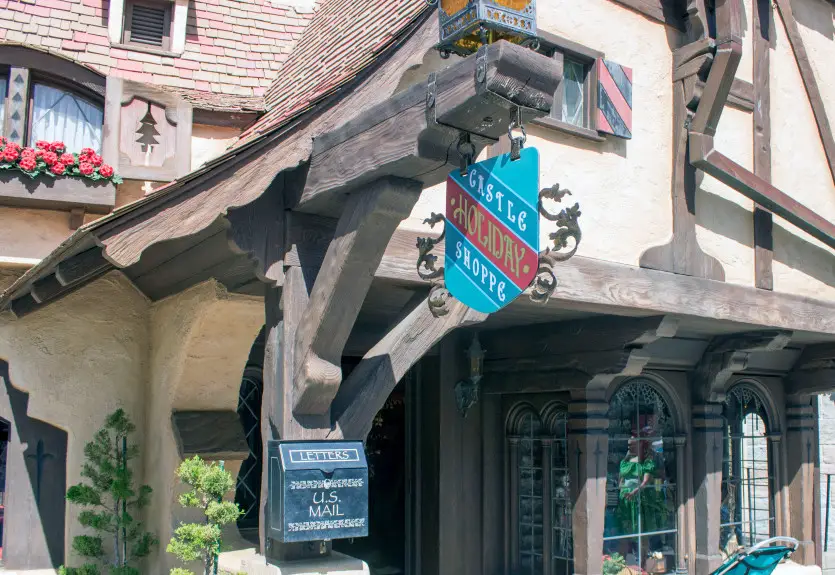 New Castle Holiday Shoppe Opens At Disneyland