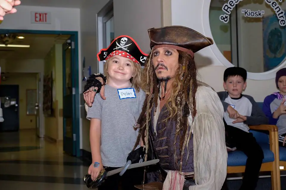Johnny Depp Makes Surprise Appearance at Children’s Hospital