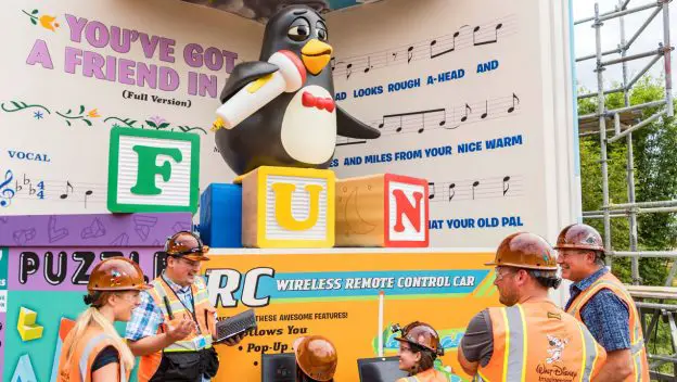VIDEO: Singing Wheezy to Greet Guests at the End of Slinky Dog Dash