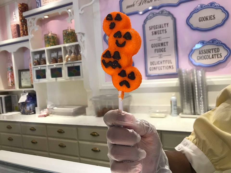 These Jack-o-Lantern Marshmallow Pops are a Spooky and Sweet Treat