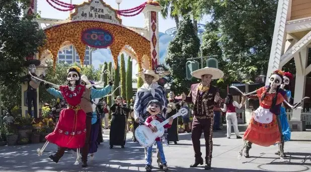 Miguel Joins the Celebration of “Coco” as Plaza de le Familia Returns