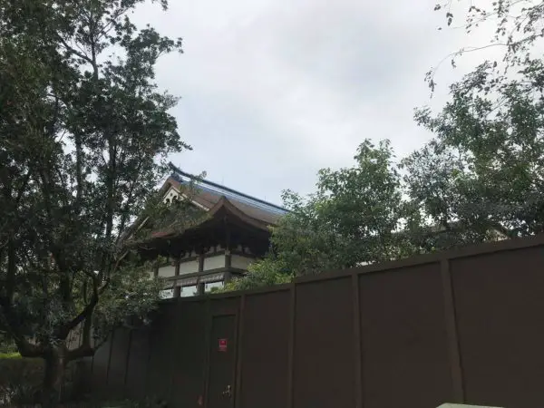 Japan construction walls are up for a NEW restaurant!