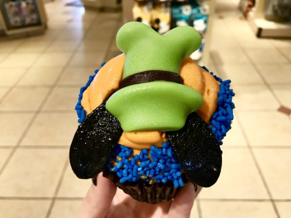 Minnie and Goofy Cupcakes Sweeten Up the Beach Club