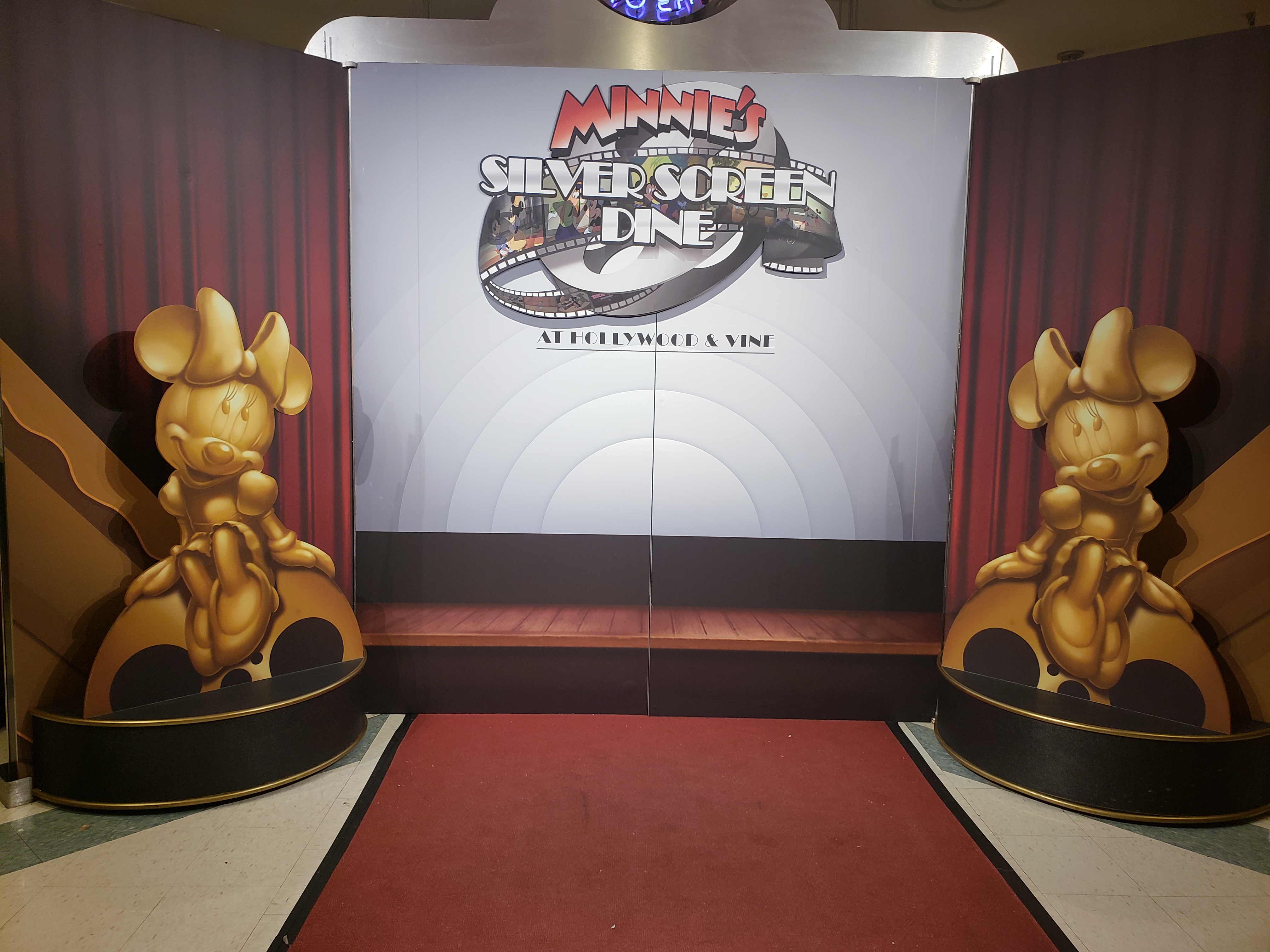 Minnie’s Silver Screen Dine Offers Red Carpet Treatment