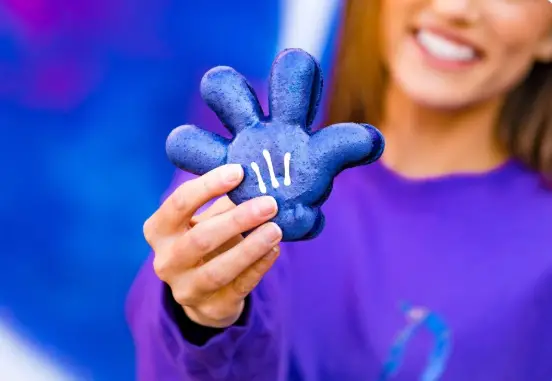 Popping up in Disneyland Today is this Perfectly Purple Glove Macaron