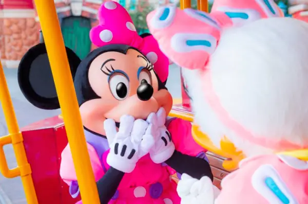 Minnie Mouse's Day Out with Daisy Duck at Tokyo Disneyland!