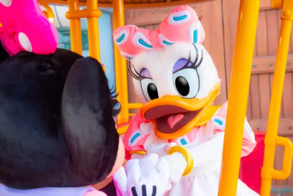Minnie Mouse's Day Out with Daisy Duck at Tokyo Disneyland!