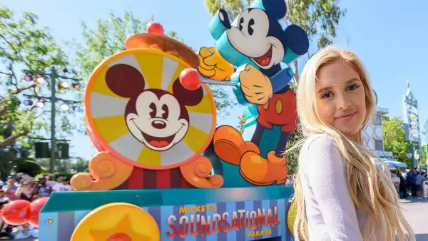American Idol Stars and Judges Visit Disneyland
