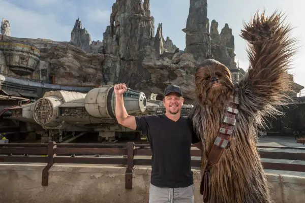 Matt Damon Explores Star Wars: Galaxy’s Edge at Disneyland for the First Time