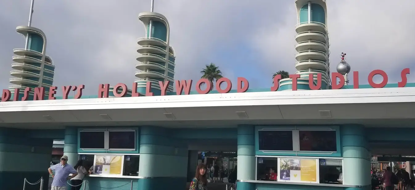 Drunk Hollywood Studios Guest slaps Taxi Driver in Parking Lot over a cigarette