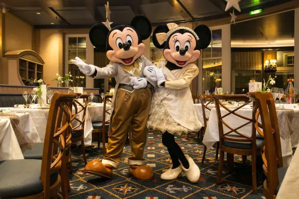 Celebrate Christmas & New Years Eve with an Exclusive Character Dining at Disneyland Paris