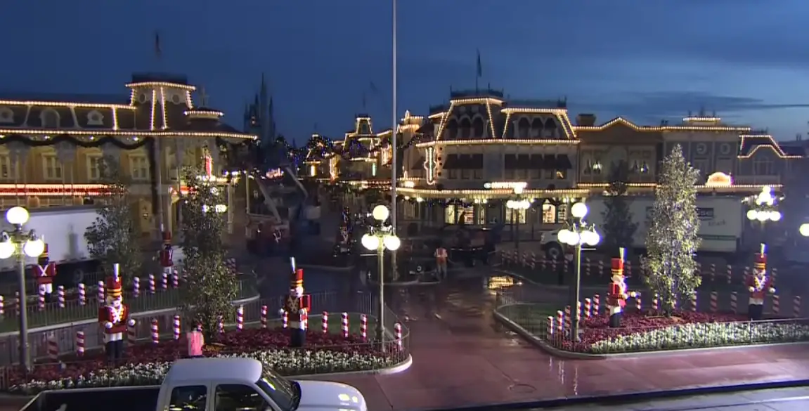 Video: How Disney Changes from Halloween to Christmas at the Magic Kingdom