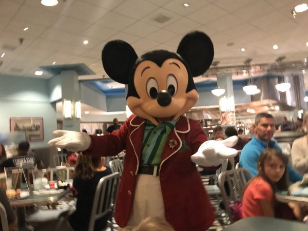 Minnie’s Holiday Dine at Hollywood Studios Is the Merriest Dining For The Season