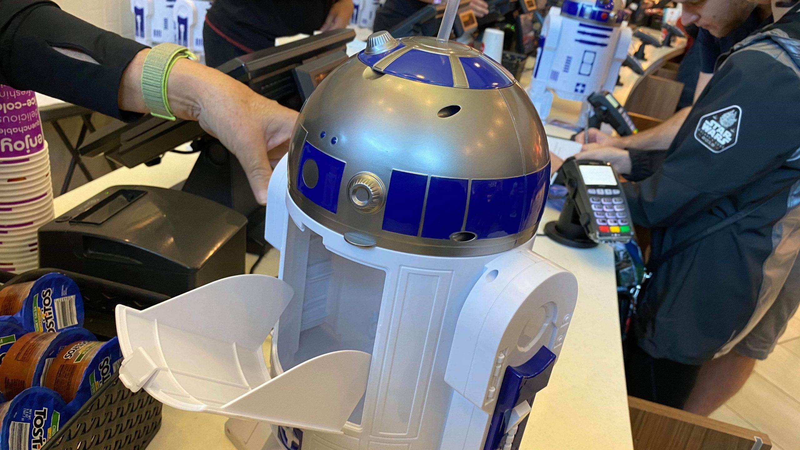 New R2 D2 Popcorn Bucket Sipper Now Available At Amc Theaters In Disney Springs Chip And Company