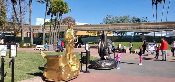 Living Statues Greet Guests at Epcot International Festival of the Arts