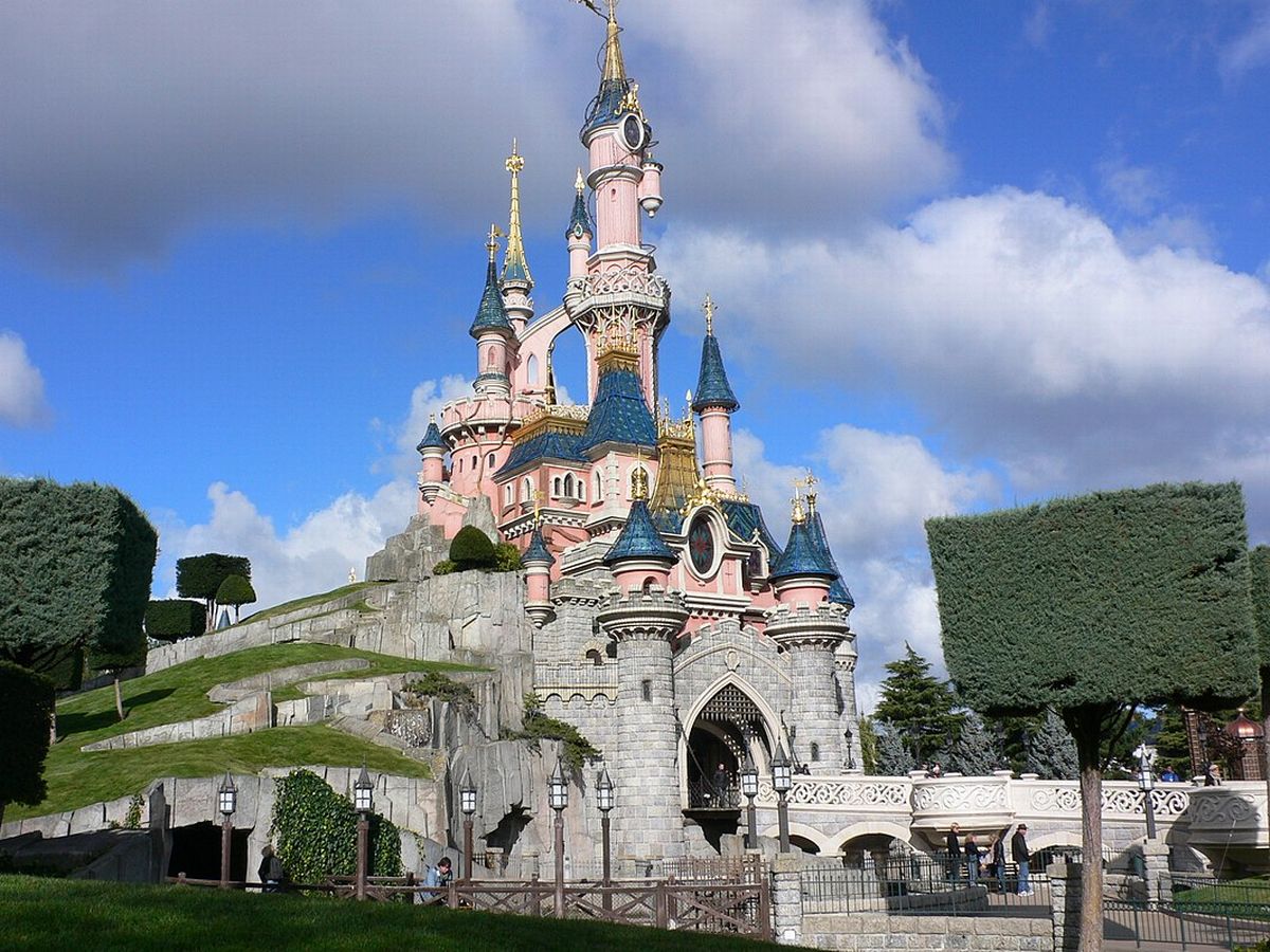 Disneyland Paris Closure Extended Due to Coronavirus!