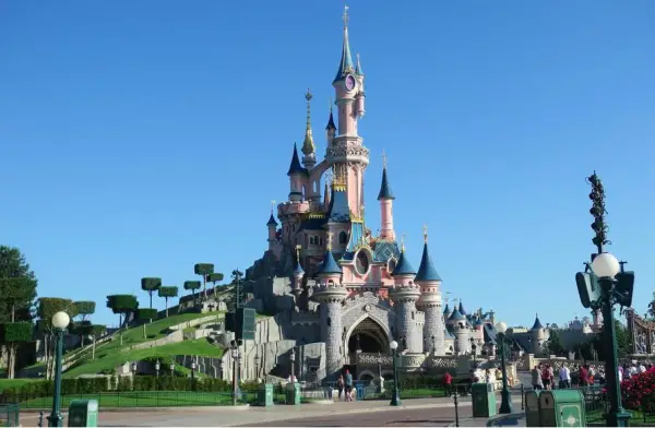 Disneyland Paris Corona Virus Update as Cast Member Tests Positive