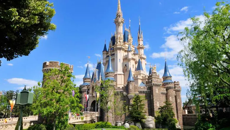 Tokyo Disneyland and Tokyo DisneySea Extend Theme Park Closure