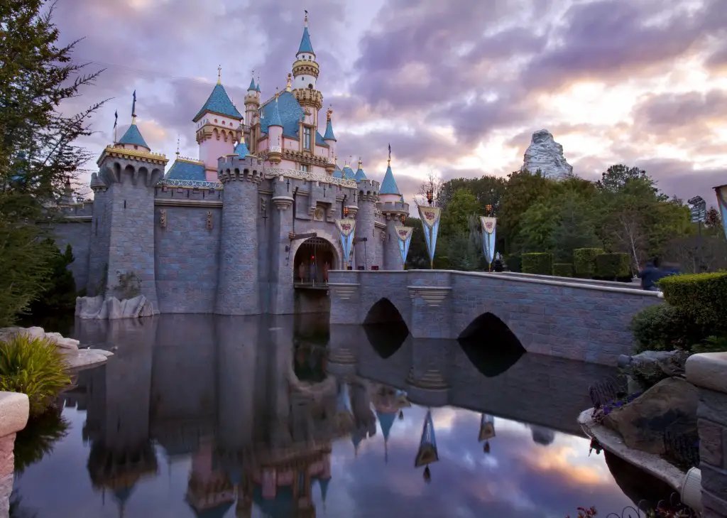 Disneyland delays reopening of theme parks