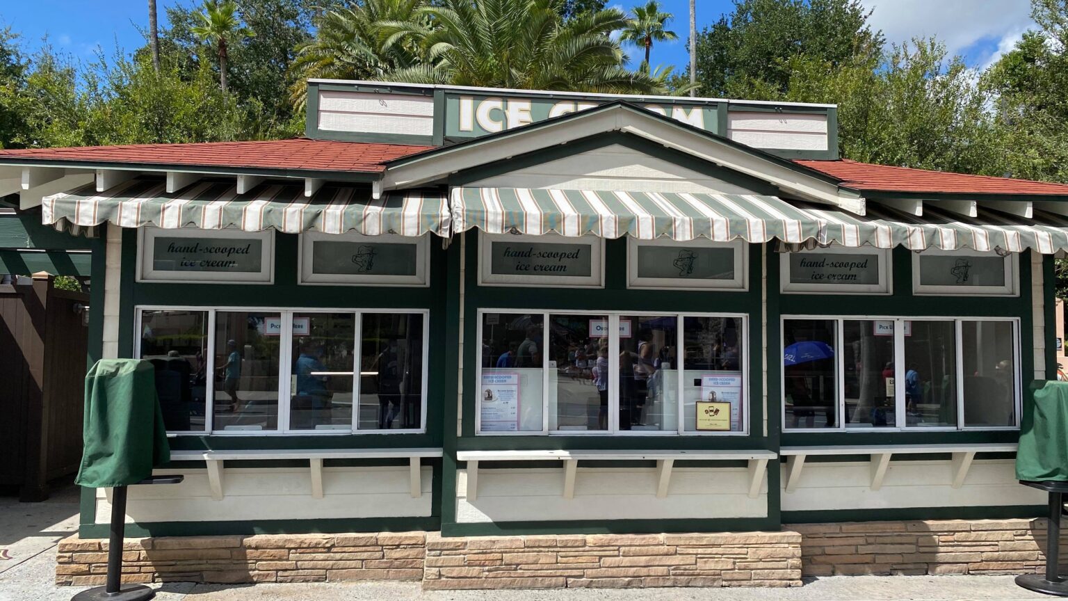 Hollywood Scoops Ice Cream reopens at Hollywood Studios! Chip and Company