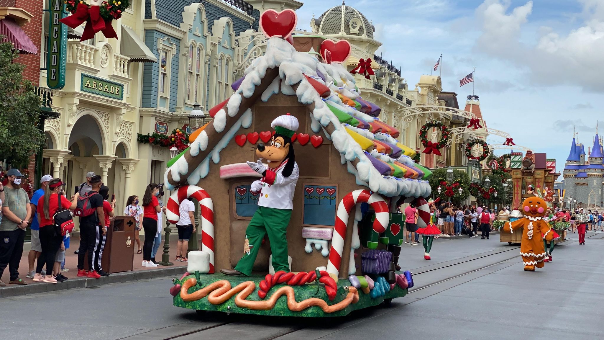 Goofy & Friends Holiday Cavalcade spreading Christmas Cheer in the ...