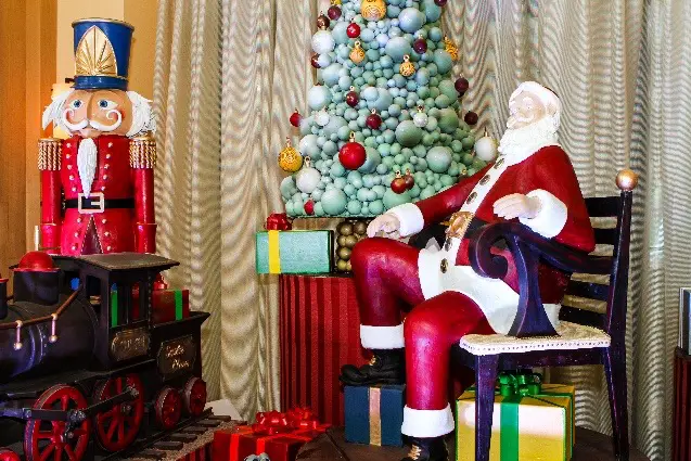Santa & Holiday Festivities Return to the Swan and Dolphin Resort with New Santa’s Village Themed Area