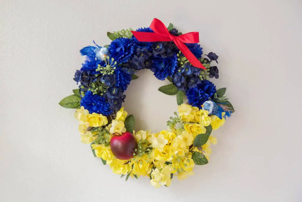 Make This Super Cute Snow White Wreath At Home!
