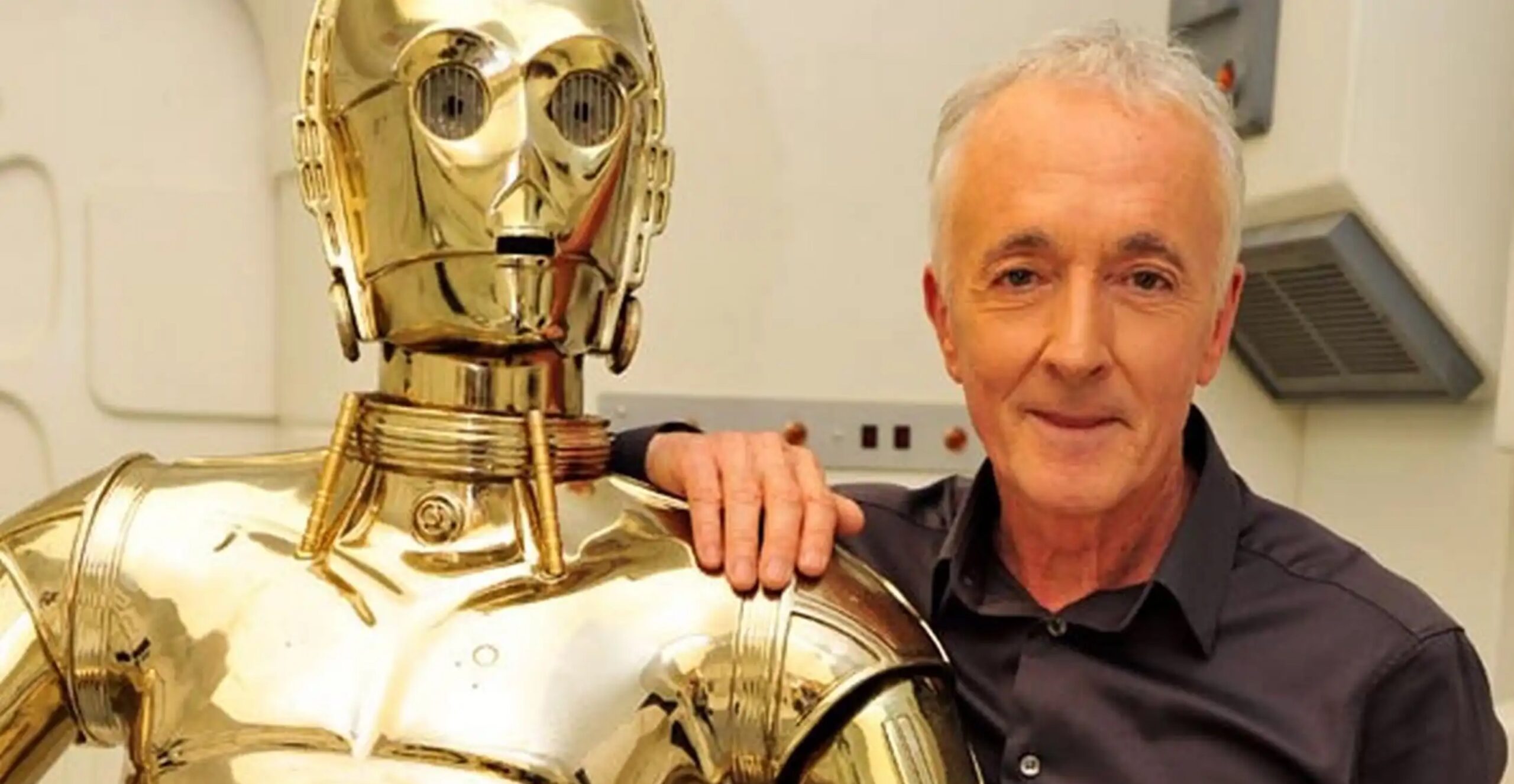 Anthony Daniels with C-3PO statue