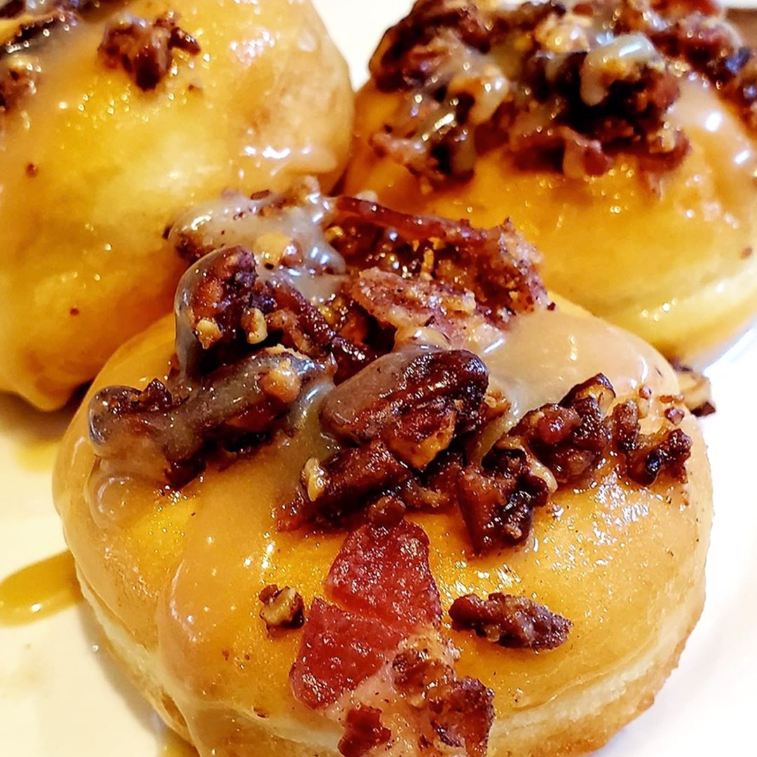 Try the Pecan Bacon Caramel Doughnuts from Homecomin’