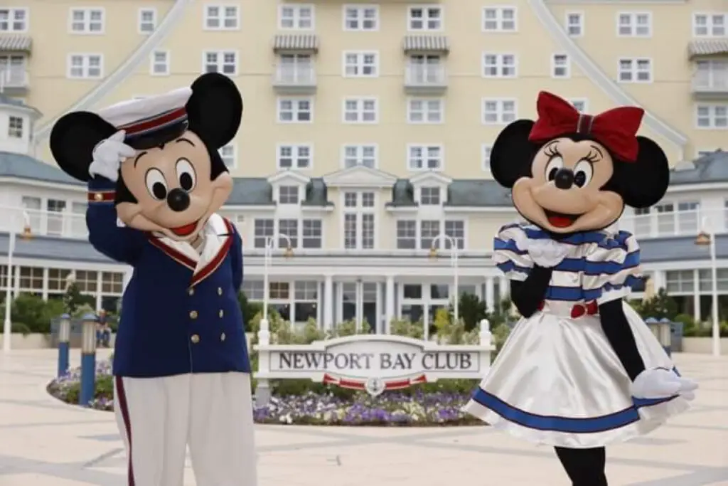 Mickey & Minnie receive new nautical outfits at Disneyland Paris