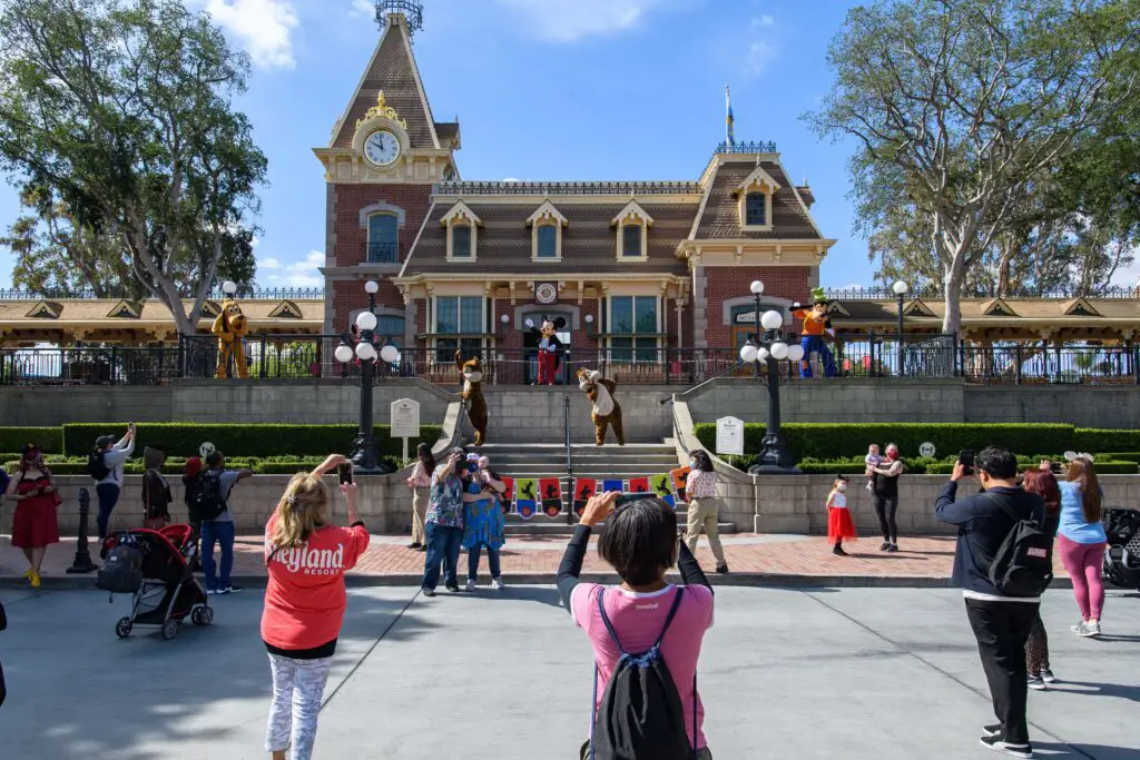 Fully vaccinated Cast Members no longer required to wear face masks outdoors at Disneyland
